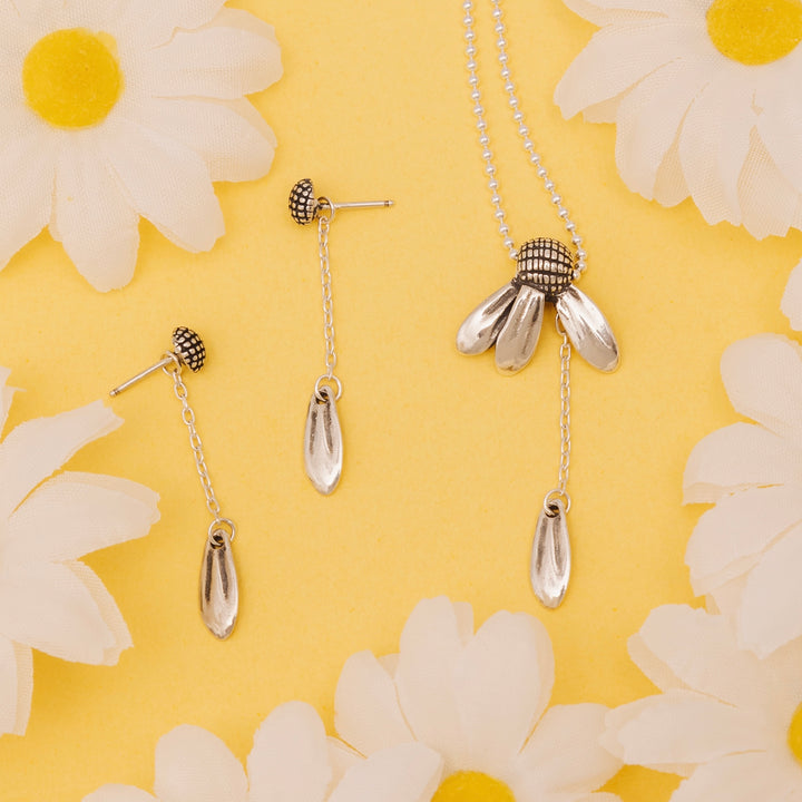 "Loves Me" Daisy Pendant