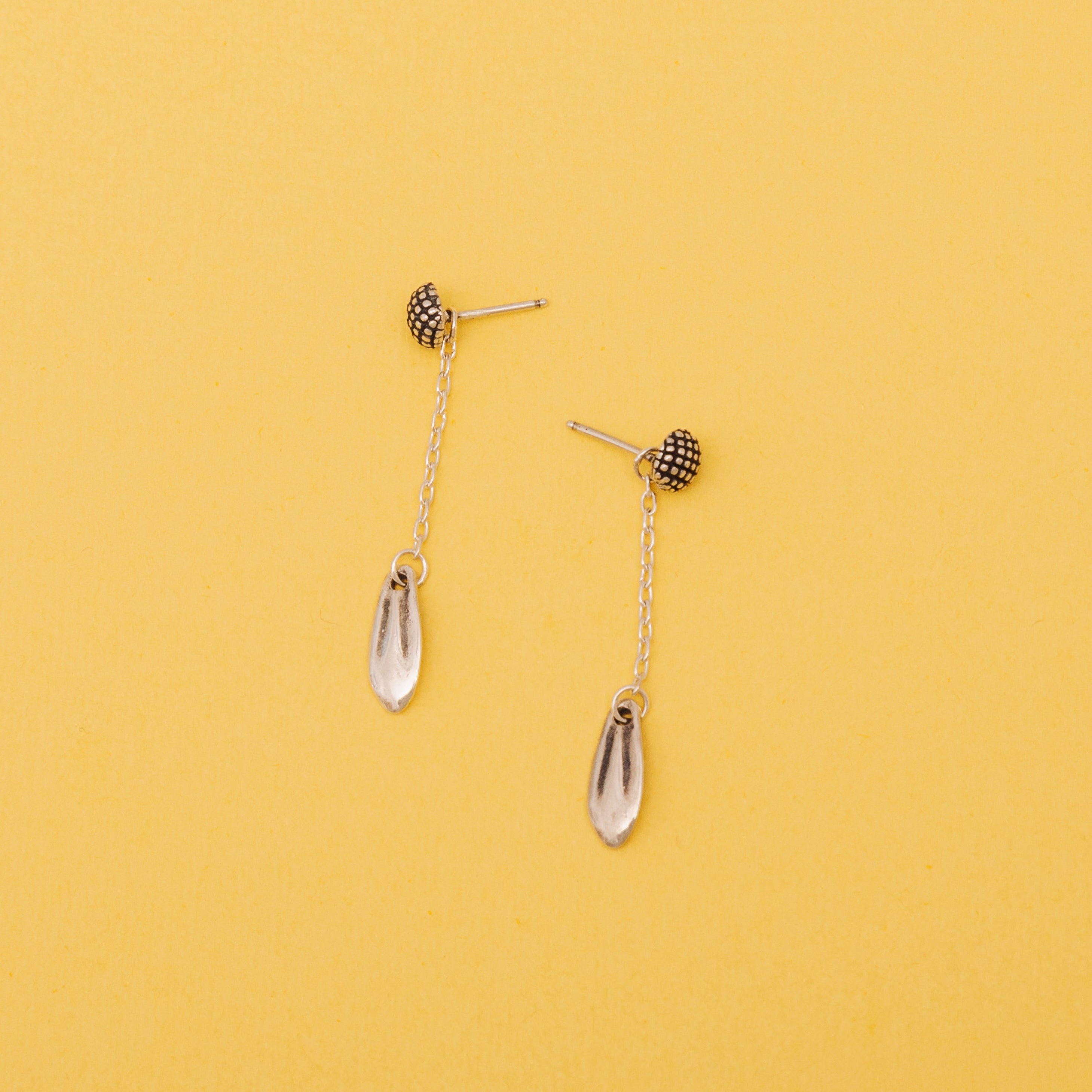 "Loves Me" Daisy Earrings