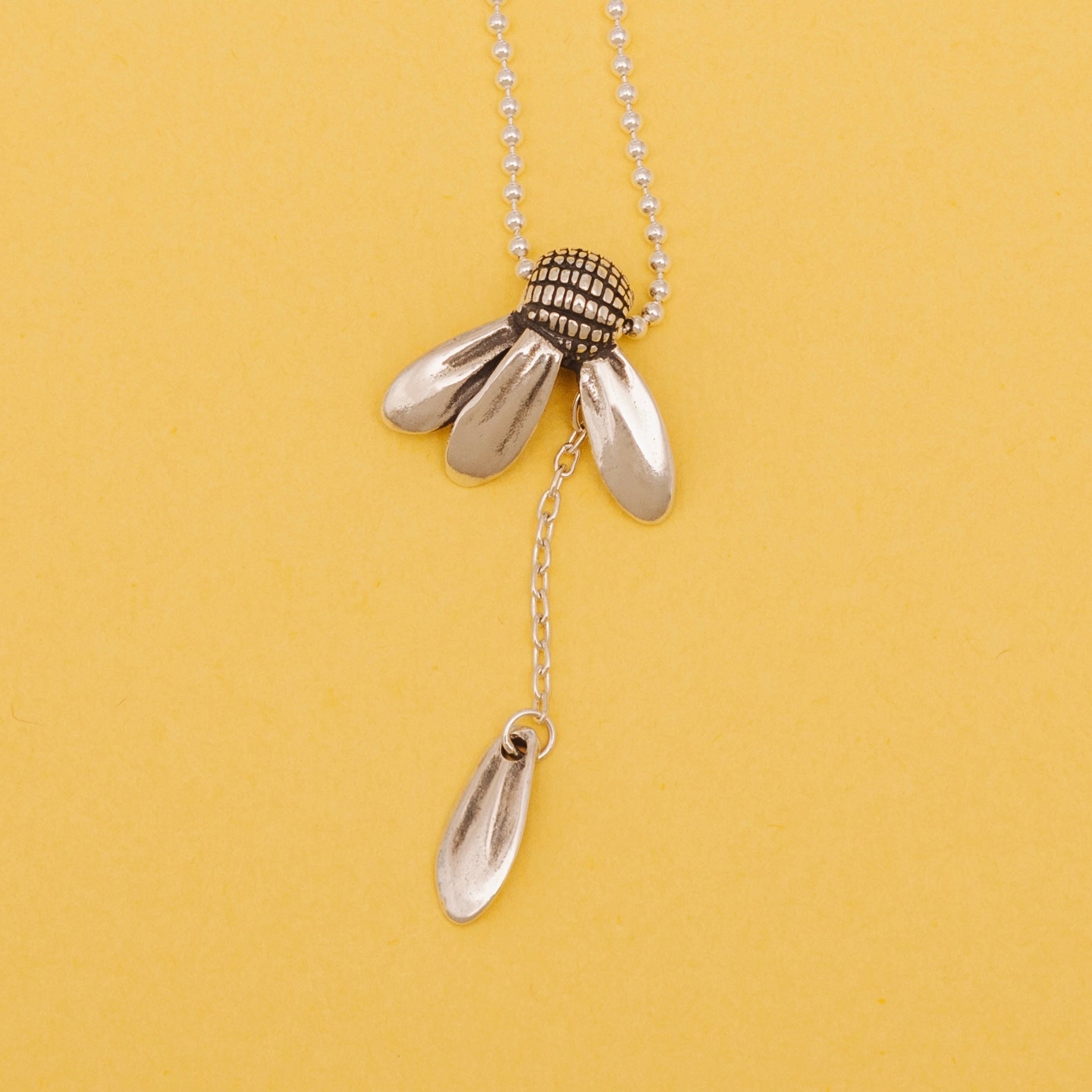 loves me daisy pendant sterling silver with falling petal design