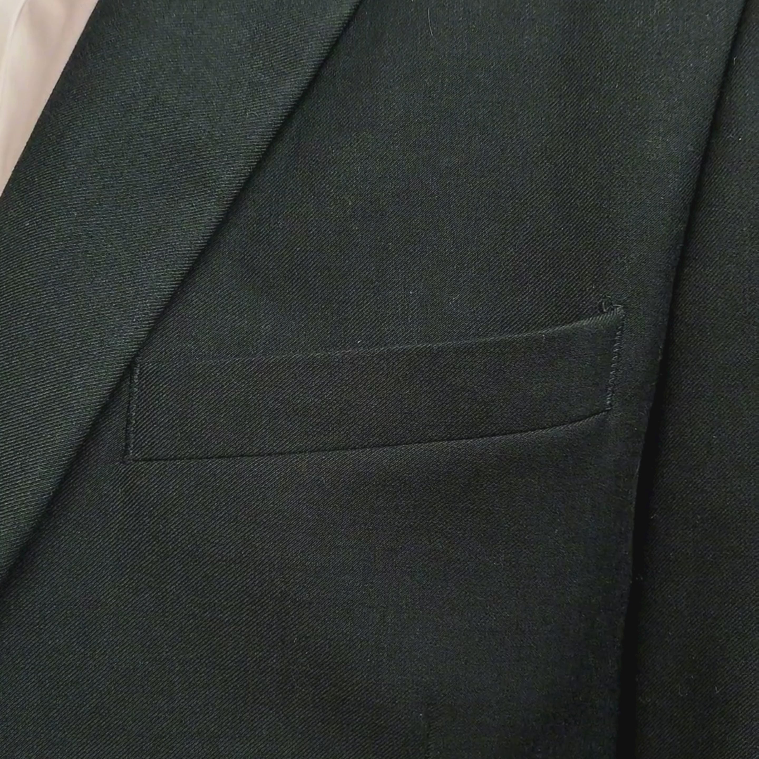 Demonstration of magnetic pocket square insert securing bronze alligator design