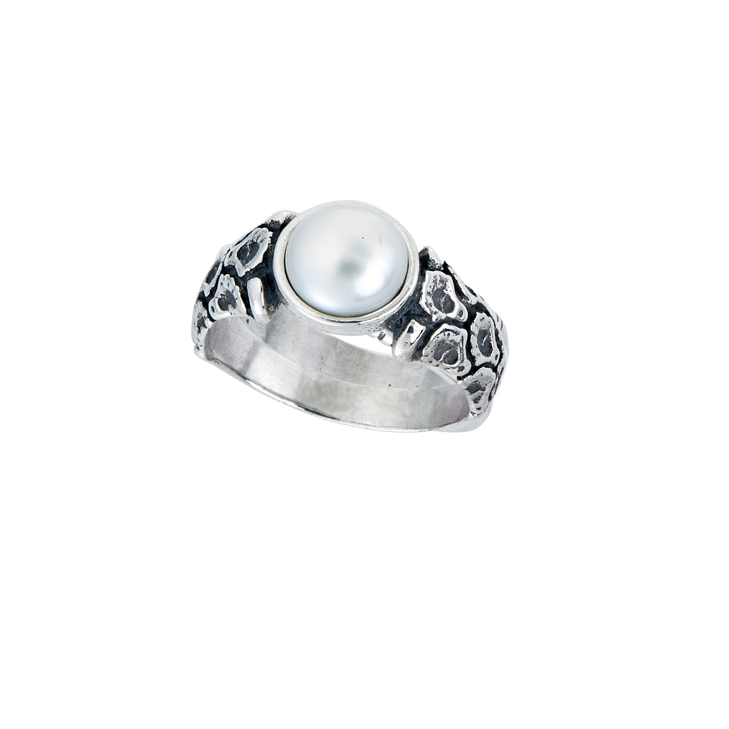 coquille oyster pearl ring in sterling silver with detailed shell pattern and center pearl