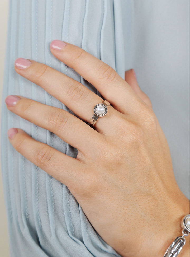 Deceaux Small Pearl Ring