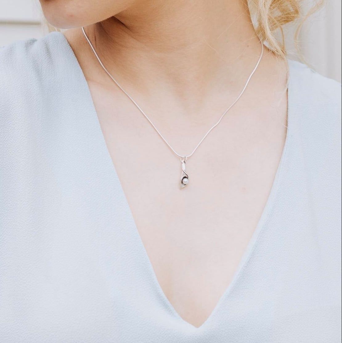 Calla lily pearl pendant necklace handcrafted in sterling silver
